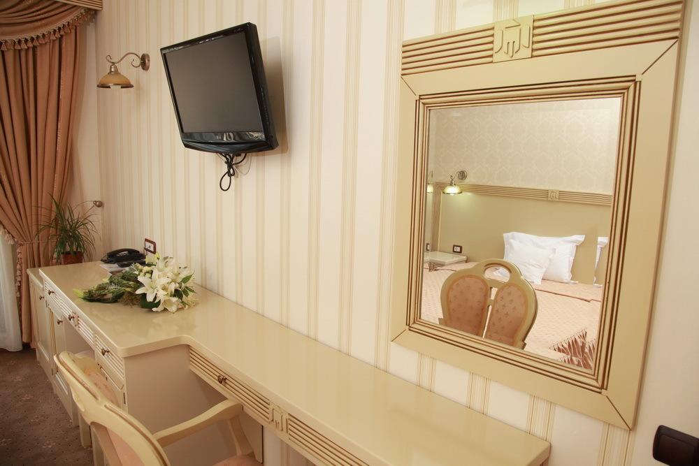 יאשי Hotel Majestic מראה חיצוני תמונה