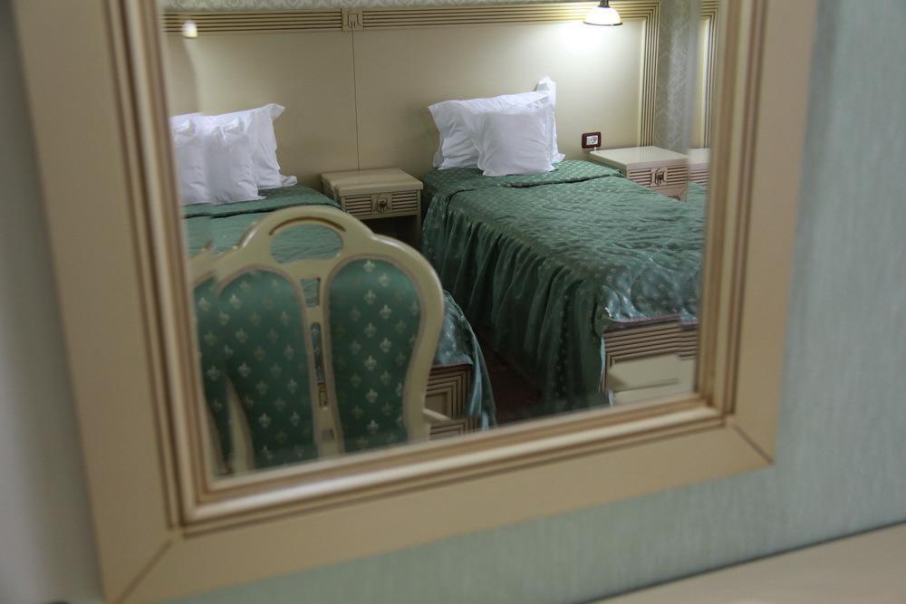 יאשי Hotel Majestic מראה חיצוני תמונה