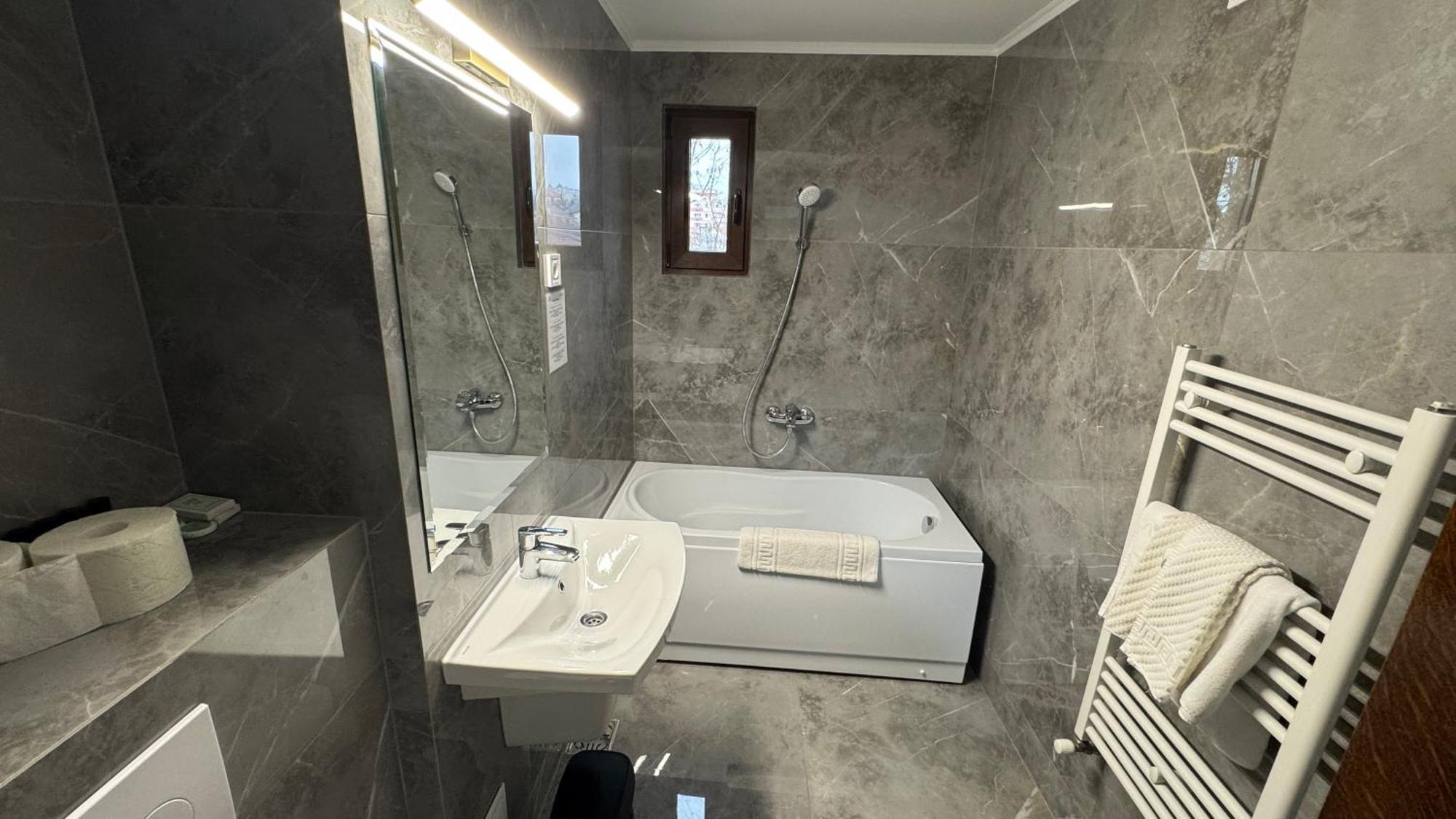 יאשי Hotel Majestic מראה חיצוני תמונה